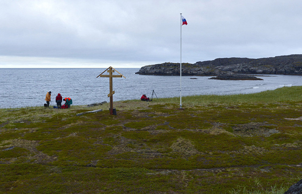 Polar Expedition Gallery participants and Center for Marine Studies specialists erect a memorial cross and a flag pole with the Russian tricolor in honor of the centenary of the return of the Sedov and Brusilov expeditions at Rynda (Kola Peninsula)