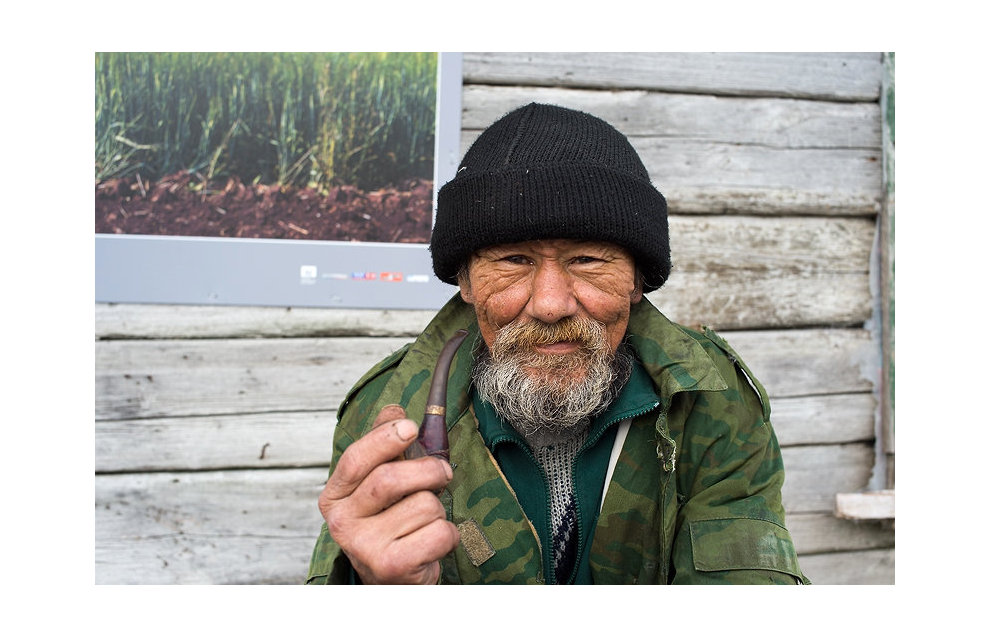 Nenets Andrei, a native of the Vaigach Island. Expedition members repaired the roof of Andrei’s dilapidated house and decorated its walls with professional photos of scenic landscapes from central Russia