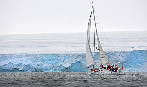 The Alter Ego, expedition yacht, traverses the glacier from Cape Fligely to Cape Wellman, Rudolf Island
