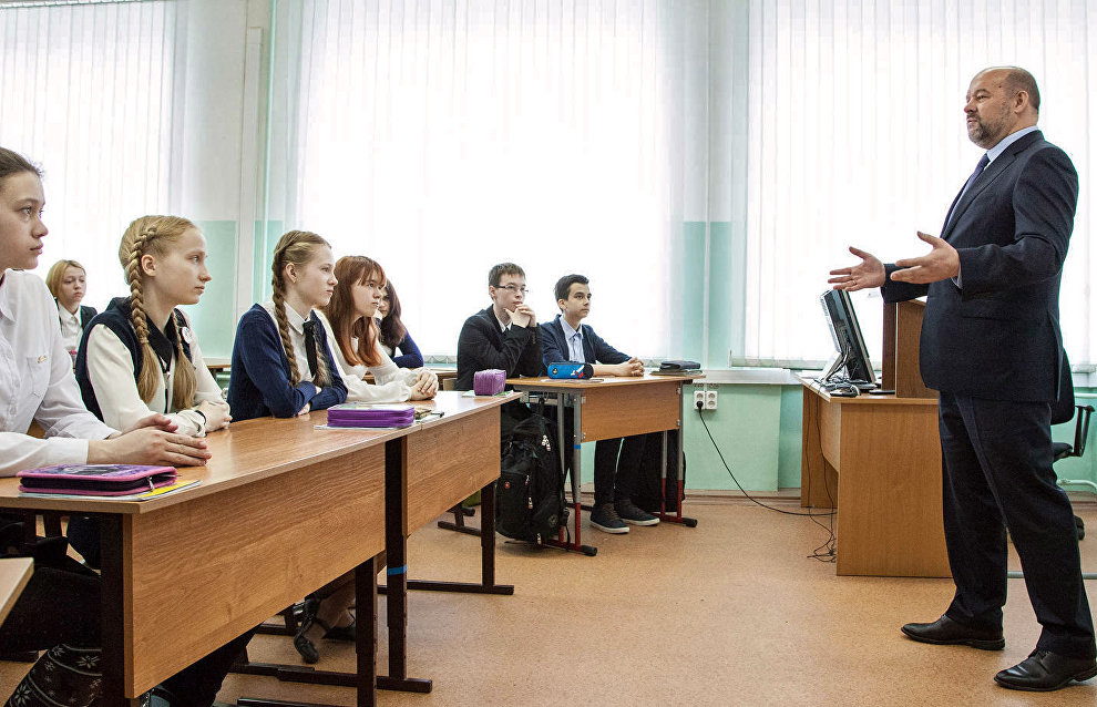 Polar region governors give Arctic lessons at schools