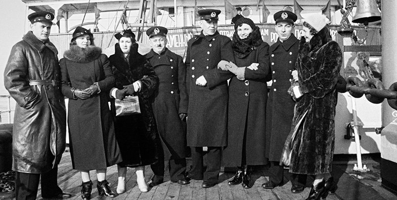 Petr Shirshov (left), Ivan Papanin (4th left), Ernst Krenkel (4th right) and Yevgeny Fyodorov (2nd right) with wives upon return from the Yermak iceboat expedition to Leningrad