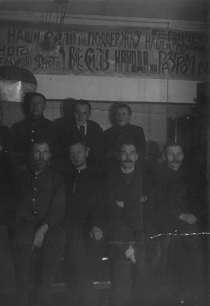 The only photo of polar explorers at the Tikhaya Bay station was taken in early January 1942