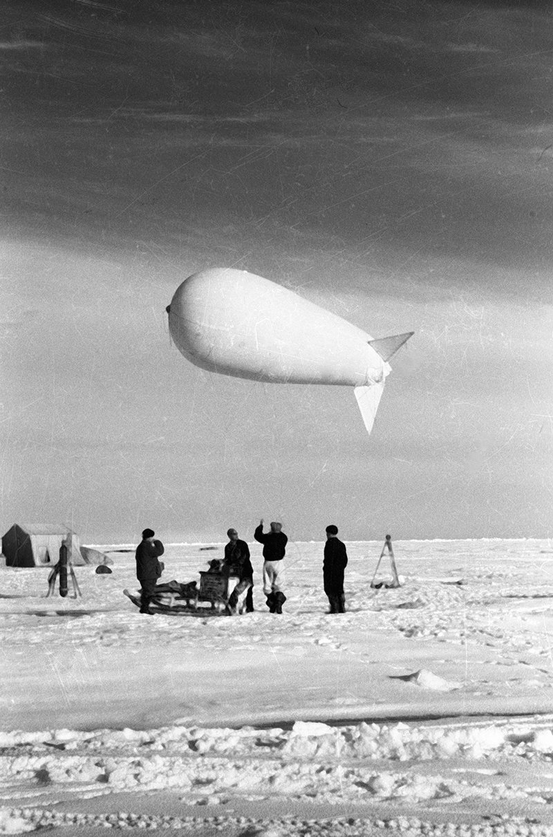 Drifting stations' staff launch a meteorological airship