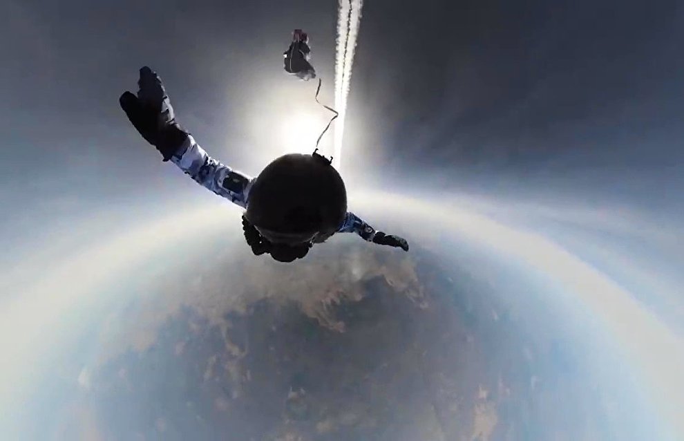 Russian paratroopers first to jump from height of 10 km in Arctic