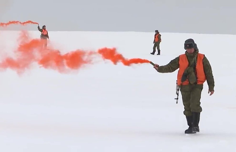 Designation of the landing place for Russian paratroopers performing a group jump from 10,000 m of altitude from an Ilyushin Il-76 aircraft, using new parachute systems in extreme Arctic conditions near the Franz Josef Land Archipelago