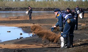 Сотрудники МЧС РФ во время ликвидации последствий розлива нефтепродуктов из резервуара ТЭЦ-3 под Норильском