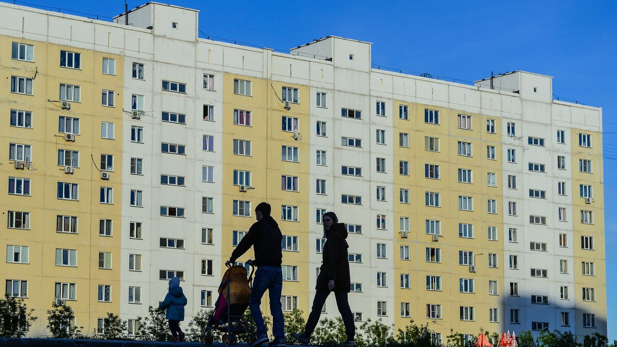 Семья на прогулке у жилого дома