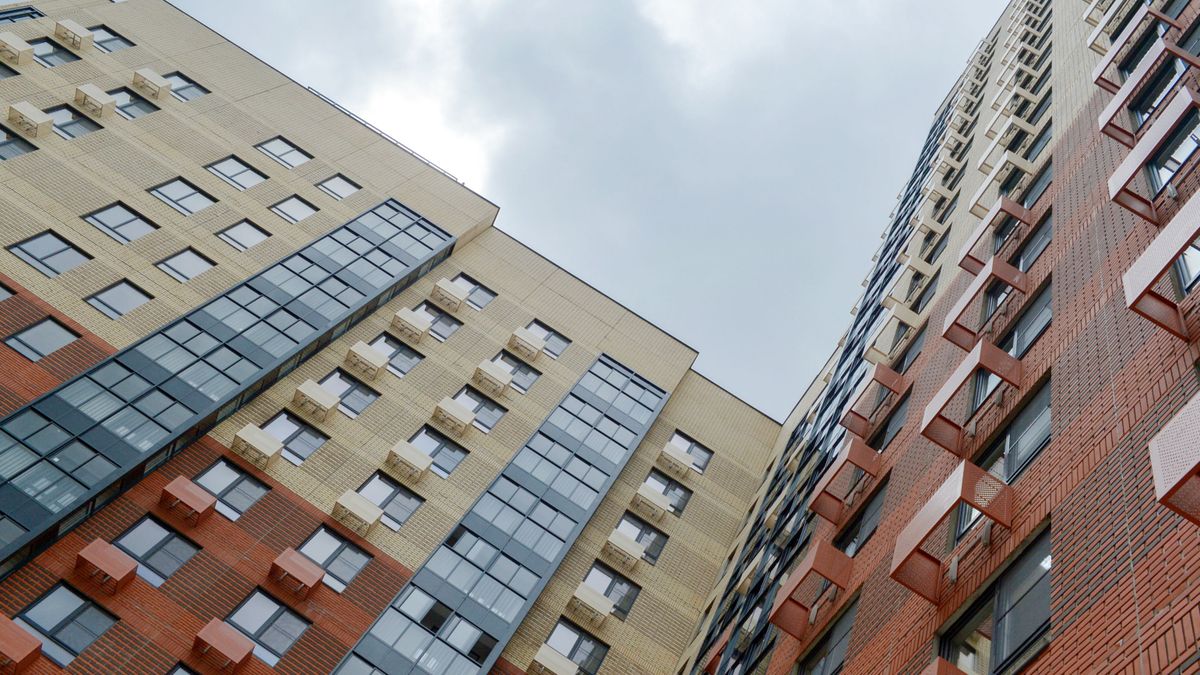  A large apartment building