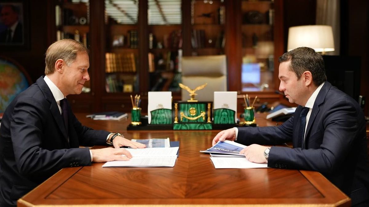 First Deputy Prime Minister Denis Manturov and Murmansk Region Governor Andrei Chibis discuss Arctic development project