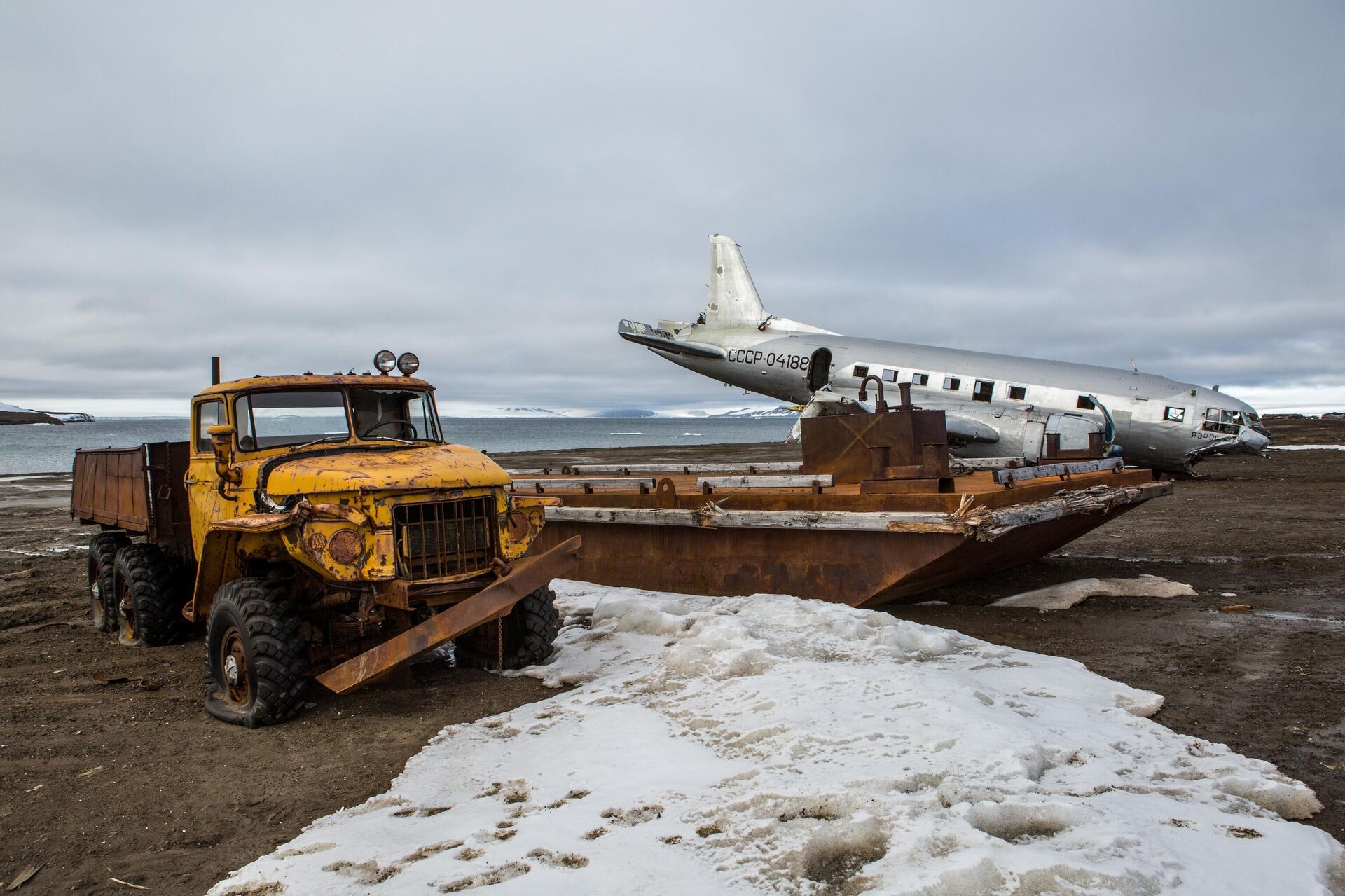 Old equipment near the Ernst Krenkel Polar Station on Hayes Island - РИА Новости, 1920, 06.03.2026