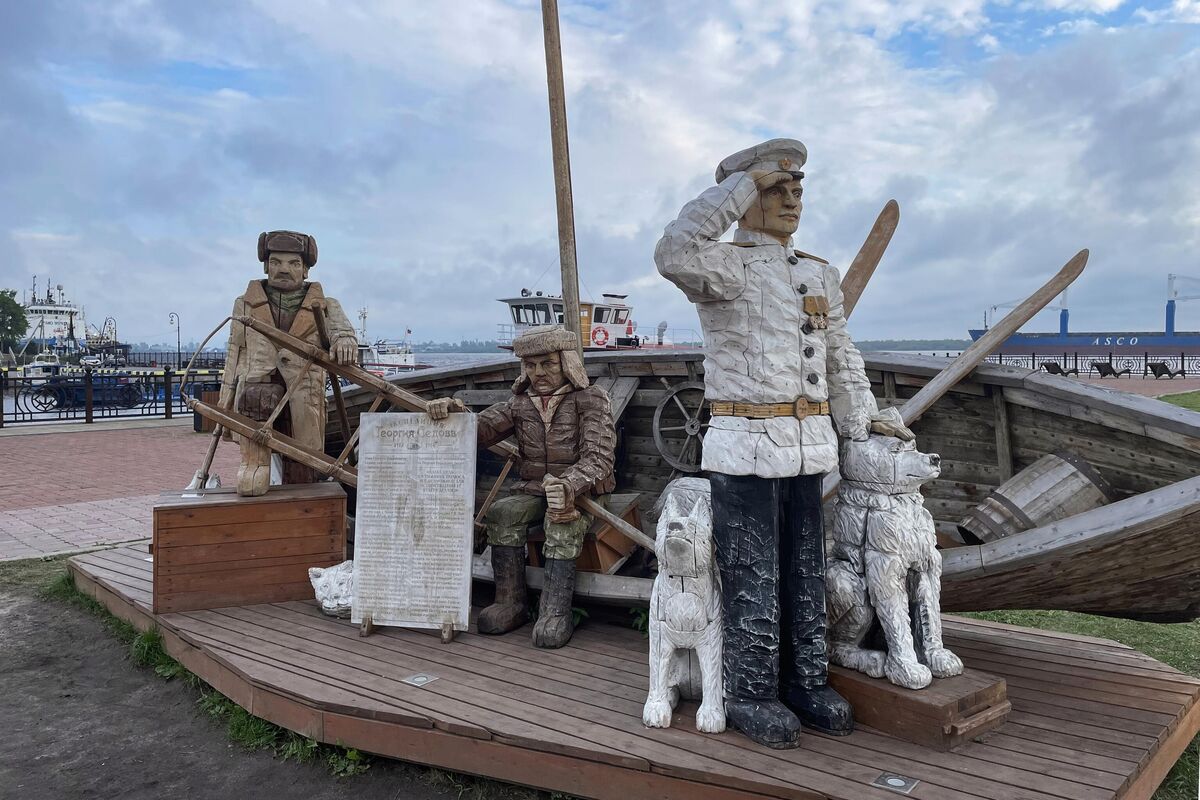 Wooden sculptural composition dedicated to Georgy Sedov’s expedition on the banks of the Northern Dvina River in Arkhangelsk. Sedov was strongly opposed to the idea of damming the Bering Strait