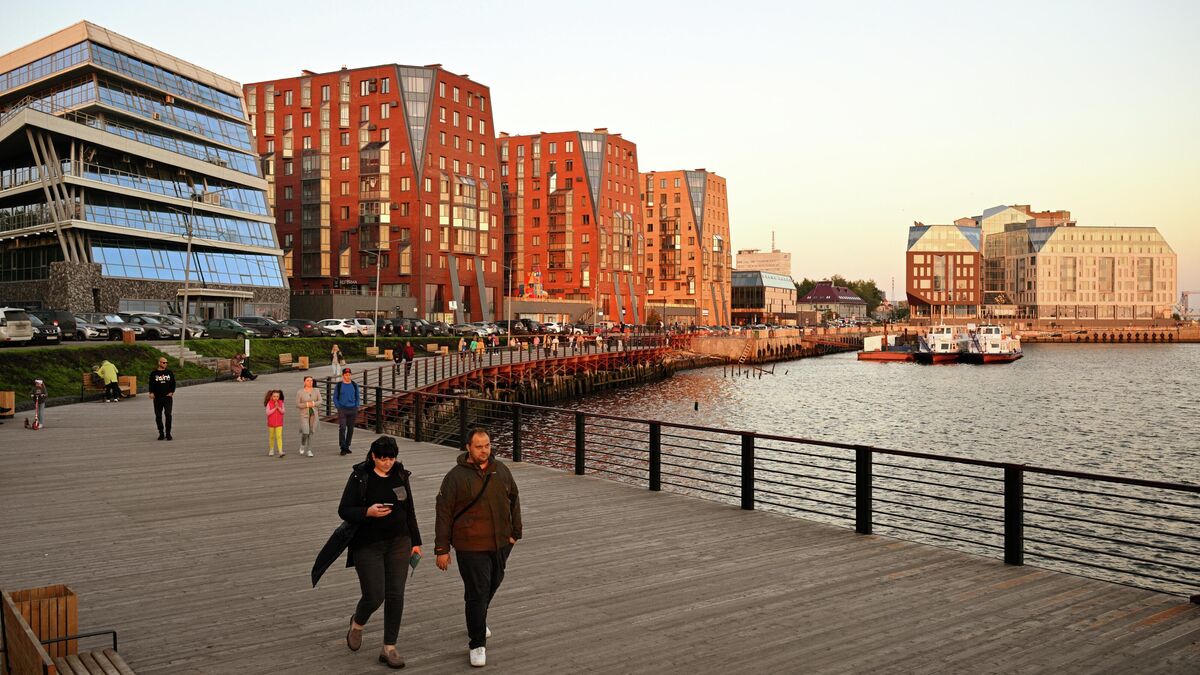 Passersby on an embankment in Arkhangelsk