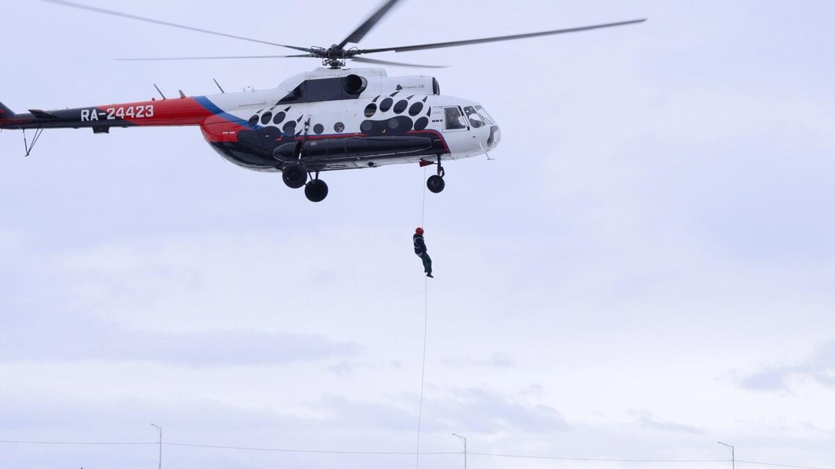 Airborne fire service personnel using roping technique to descend from a Mi-8 helicopter 