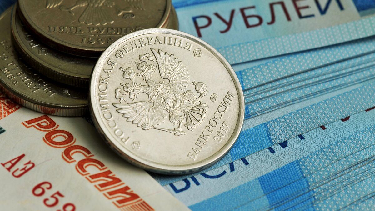 Two-ruble and five-ruble coins on 2,000-ruble and 5,000-ruble ruble notes