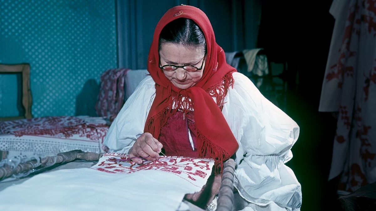 Skillful embroideress from the village of Khashezero, Zaonezhye District