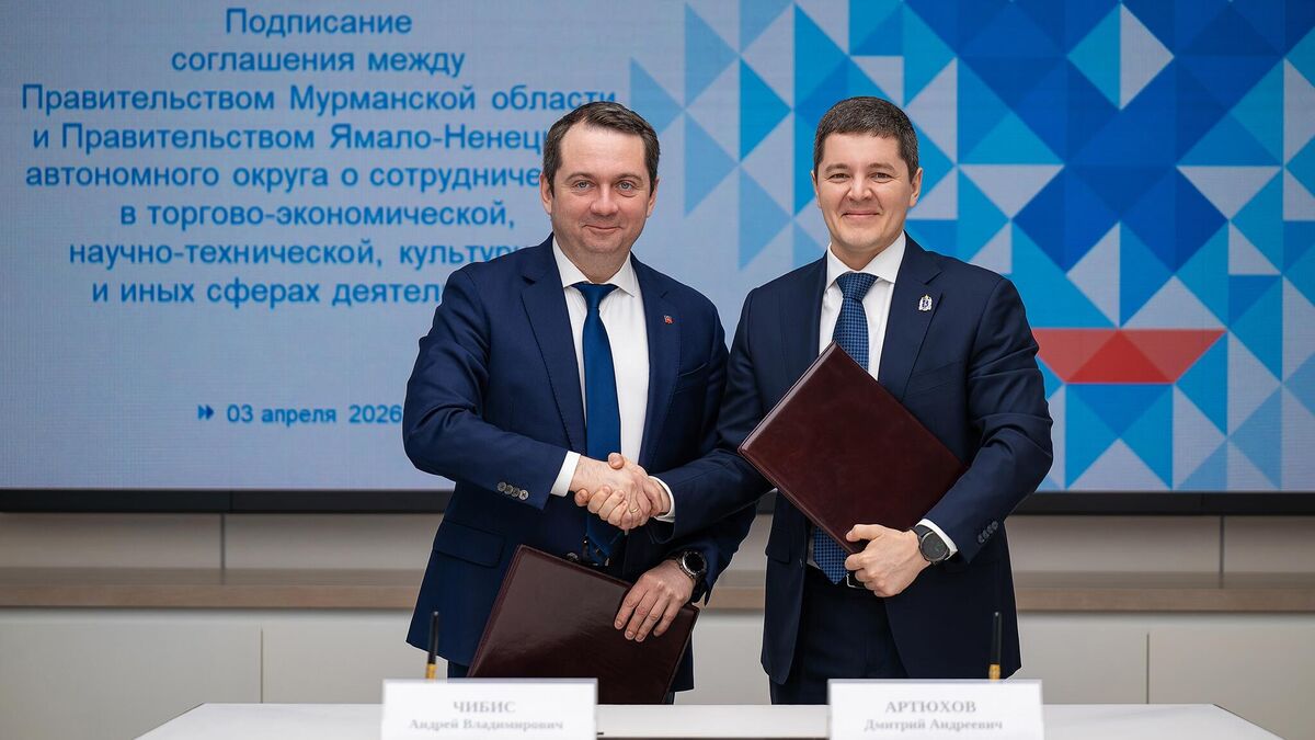 Murmansk Region Governor Andrei Chibis and Governor of Yamal Dmitry Artyukhov at the signing ceremony of the cooperation agreement