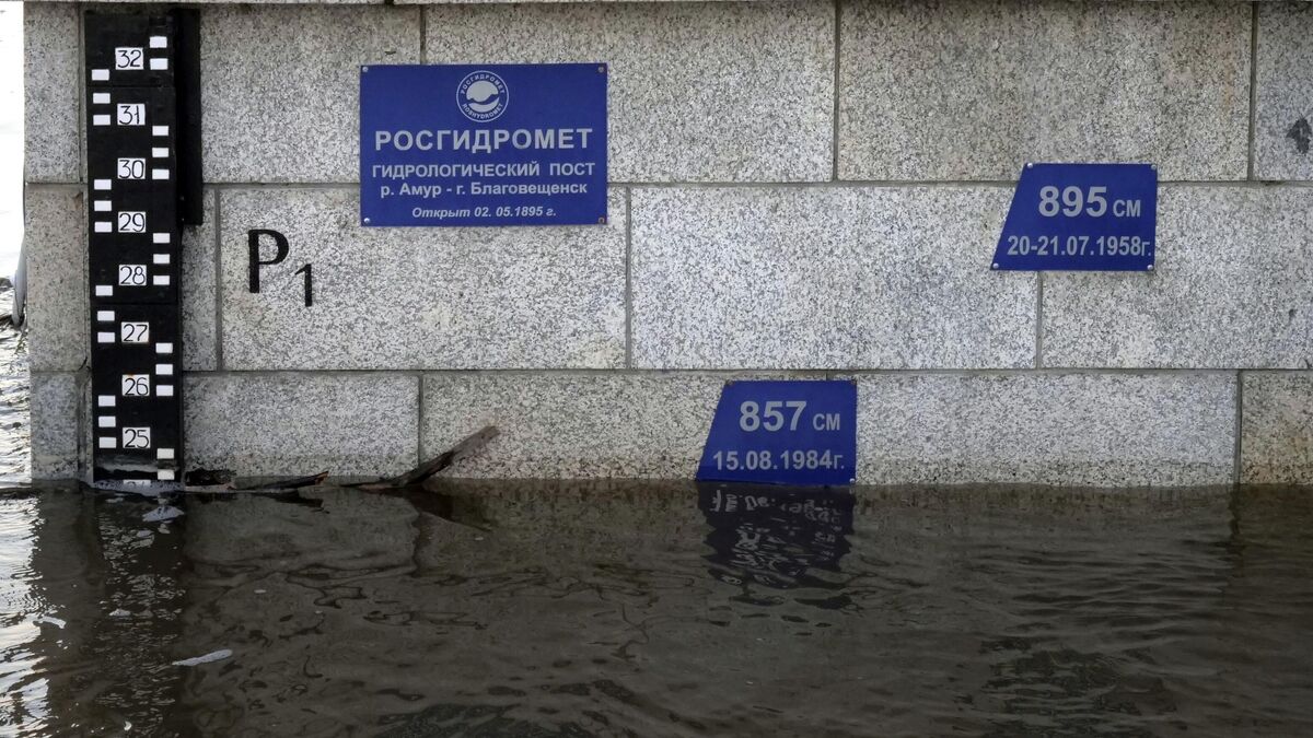 Разметка уровня подъема воды (гидрологический пост) на набережной реки Амур в городе Благовещенск