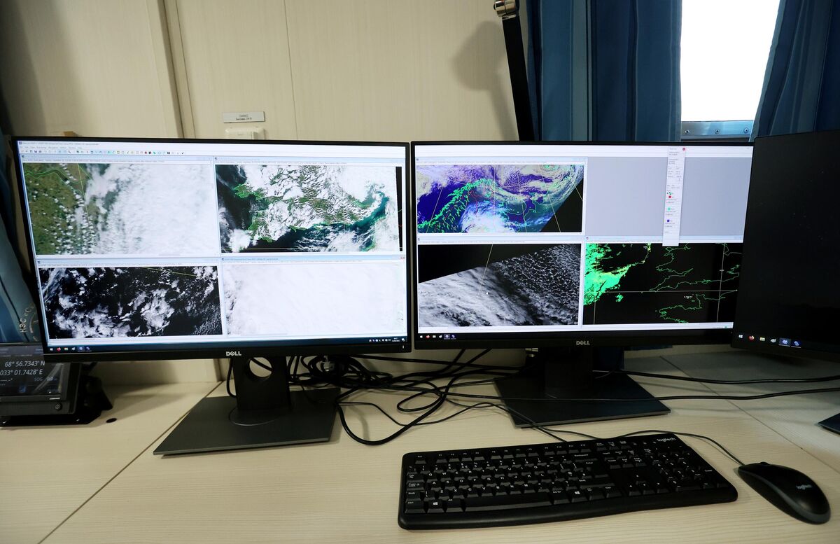 Satellite hydrometeorological data reception laboratory
