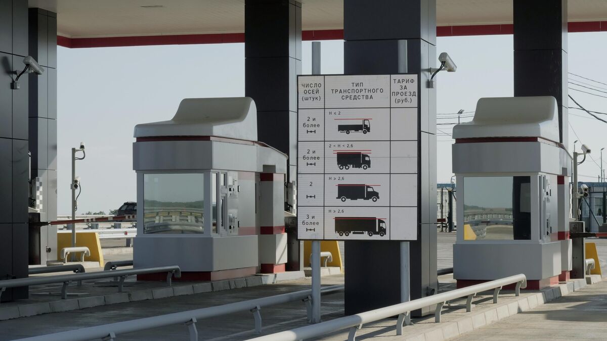 A checkpoint at the entrance to a vehicle bridge across the Amur River linking Blagoveshchensk with the city of Heihe in the People’s Republic of China