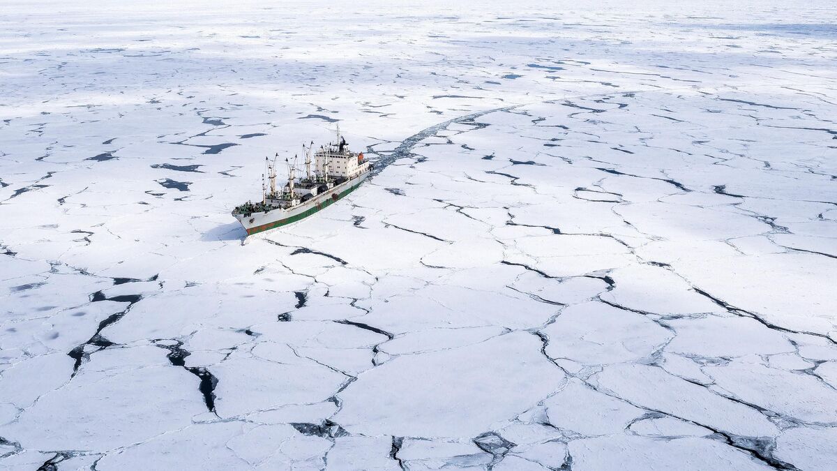 Судно в Охотском море