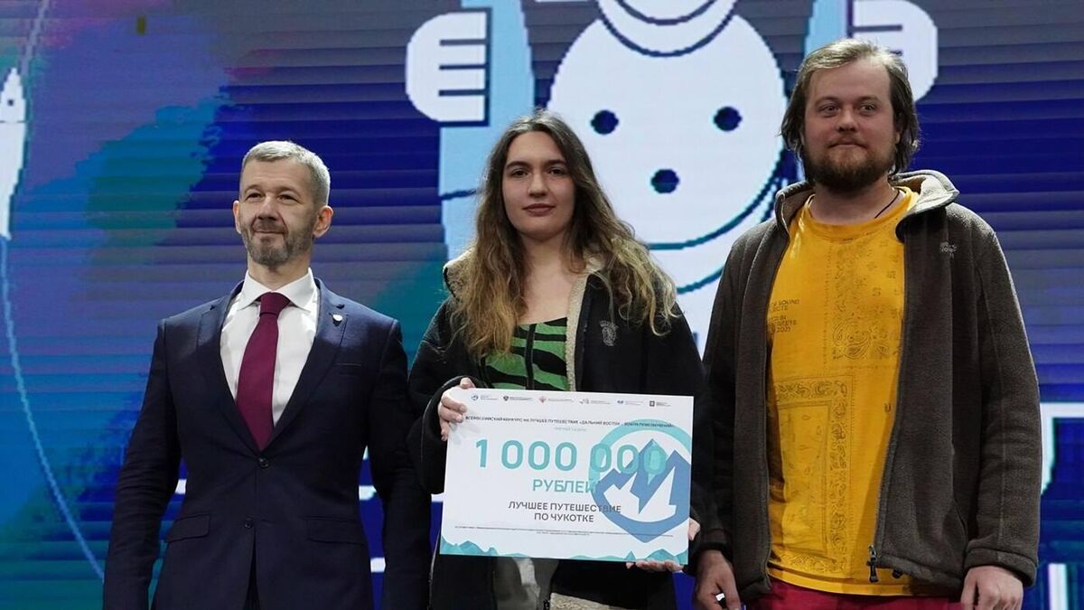 Governor of the Chukotka Autonomous Area Vladislav Kuznetsov with the winner in a special category of the Far East – Land of Adventure Contest