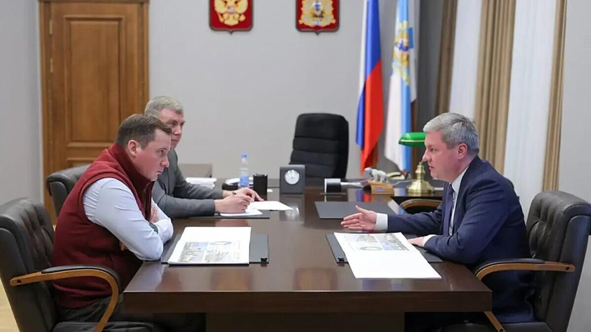 Arkhangelsk Region Governor Alexander Tsibulsky and Head of the City Dmitry Morev at a working meeting