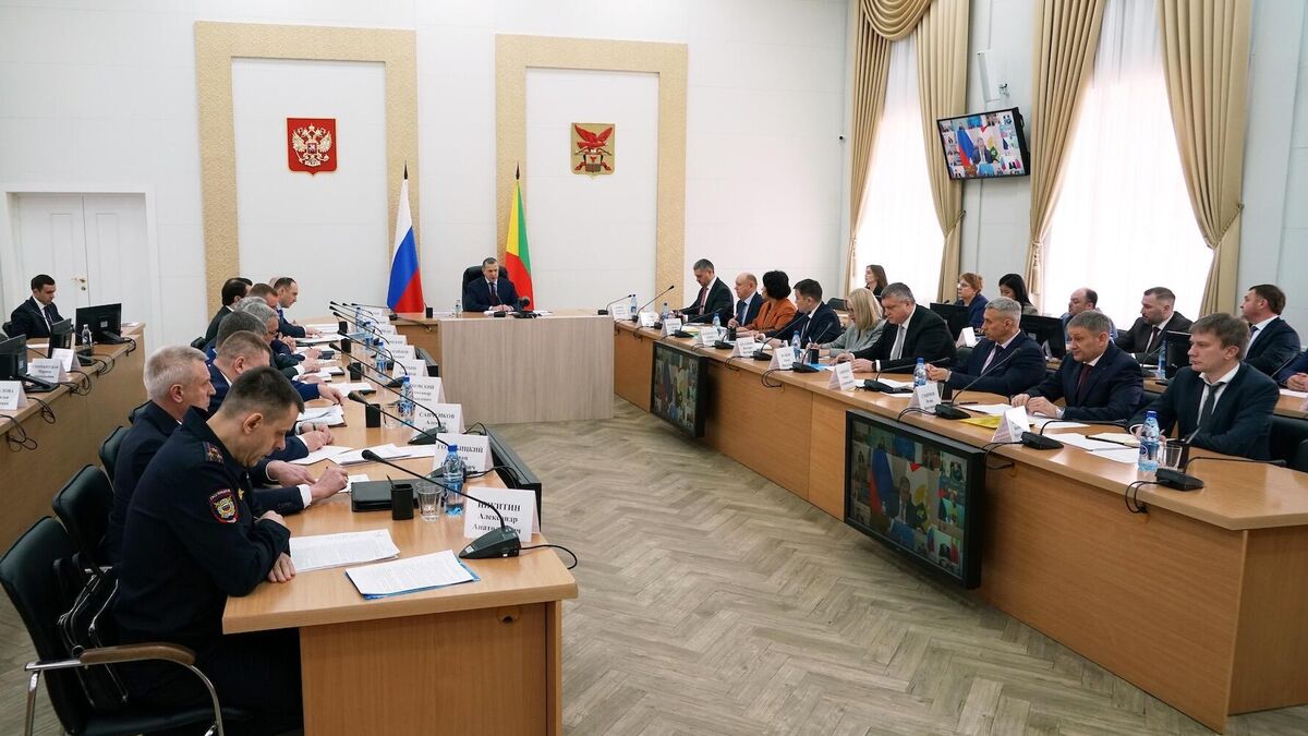 Presidential Plenipotentiary Envoy in the Far Eastern Federal District, Yury Trutnev, at a meeting on the socio-economic development of the Trans-Baikal Territory 
