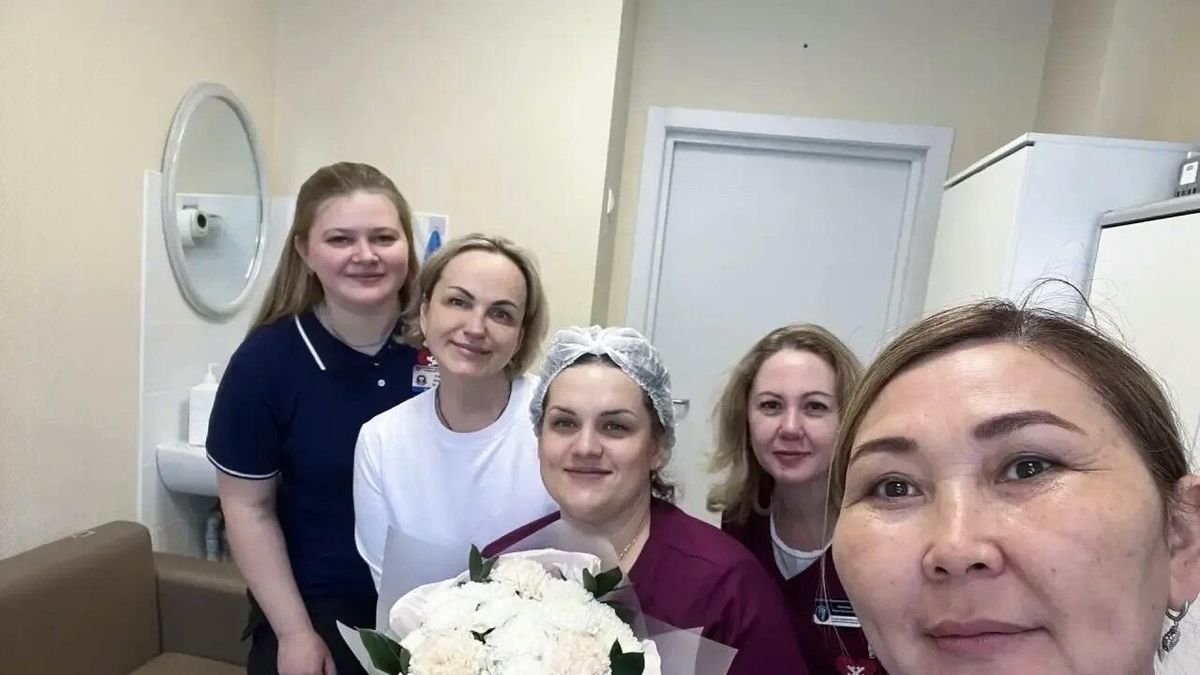 Анастасия Ульянчик с коллегами больницы в Муравленко 