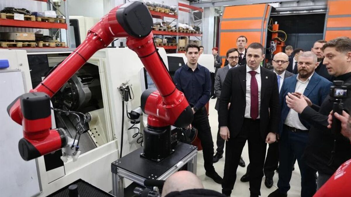 Khabarovsk Territory Governor Dmitry Demeshin visits a plant with a facility for training engineers
