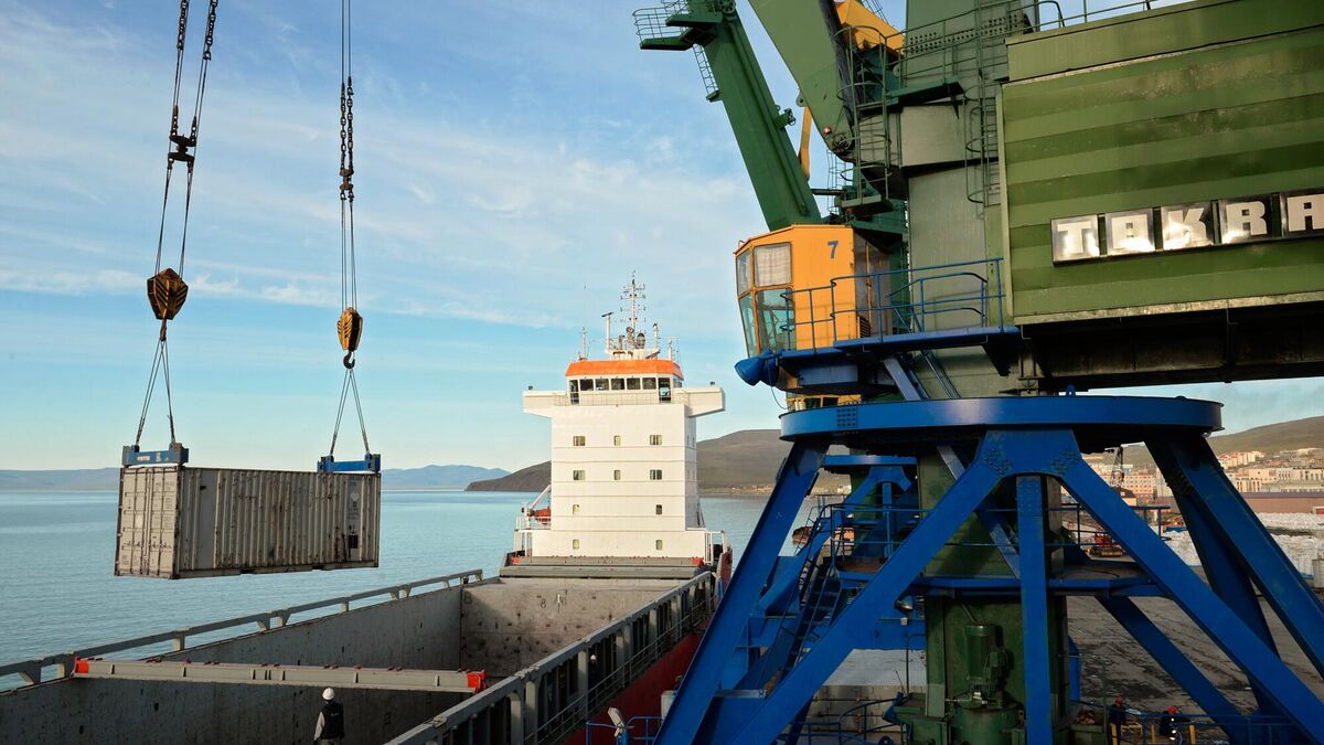 Loading a container in the seaport of Pevek 