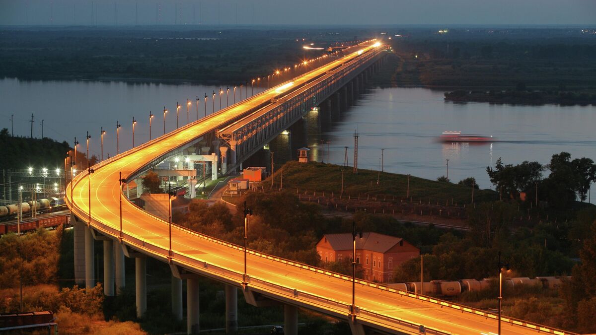 View of the railroad and motor bridge across the Amur on the Chita-Khabarovsk highway in Khabarovsk