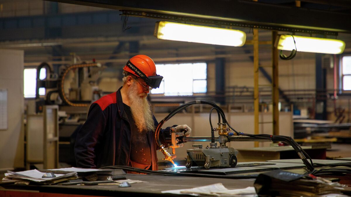 A foreman in the assembly and welding shop at the United Shipbuilding Corporation Baltic Shipyard