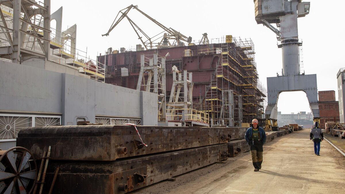 The hull of the Project 22220 nuclear-powered icebreaker Leningrad on the construction slipway at the United Shipbuilding Corporation Baltic Shipyard 
