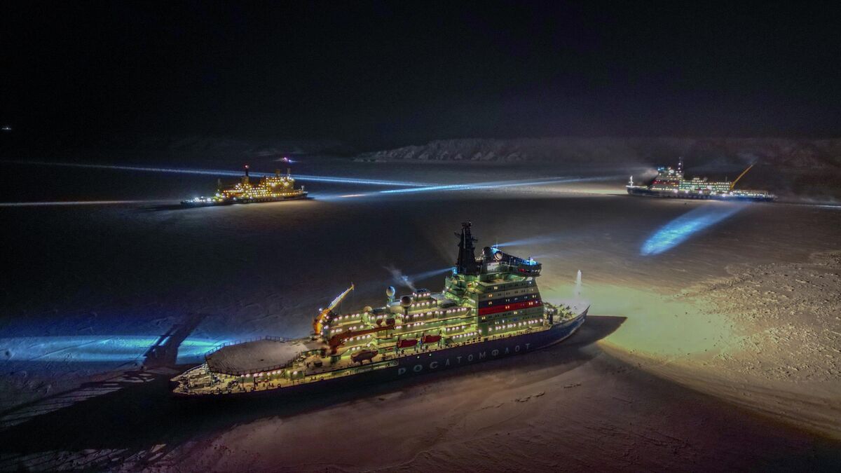 Nuclear-powered icebreakers in the ice