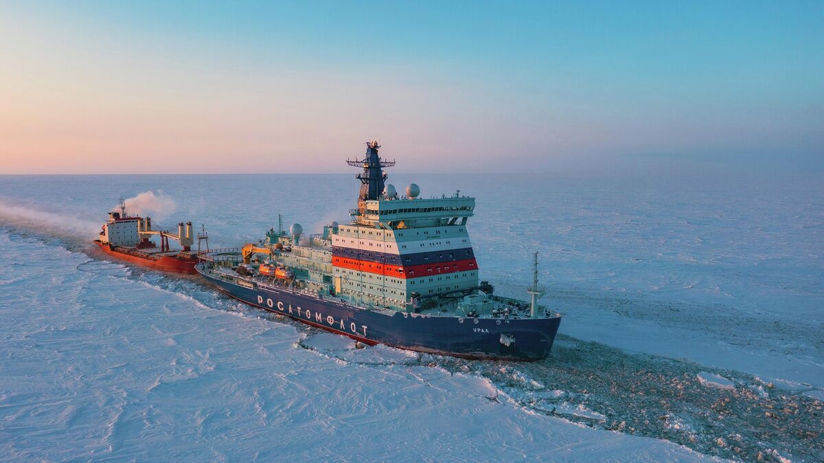 Project 22220 nuclear-powered icebreaker Ural towing a vessel