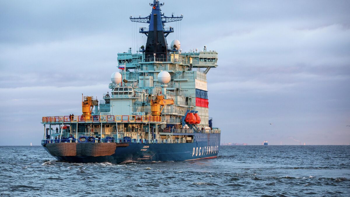 The Project 22220 nuclear-powered icebreaker Sibir at sea