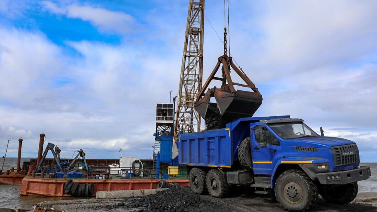 Coal loading to a dump truck 