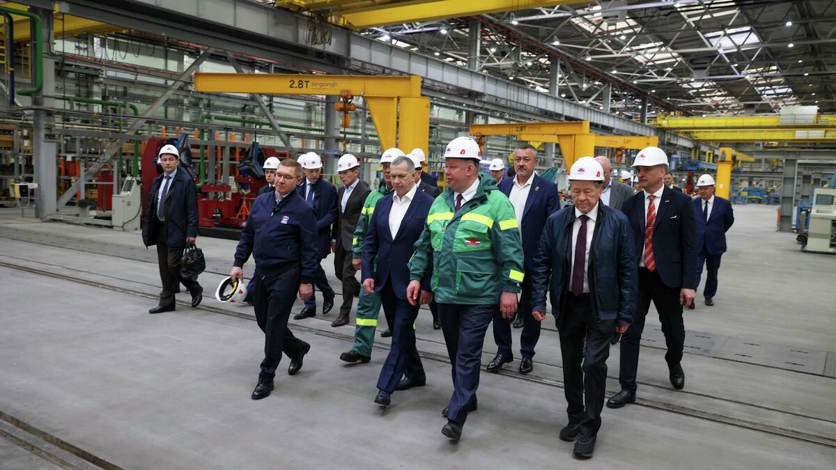 Yury Ttrutnev and Vladimir Yakushev at the Zvezda shipbuilding complex Yury Ttrutnev and Vladimir Yakushev at the Zvezda shipbuilding complex