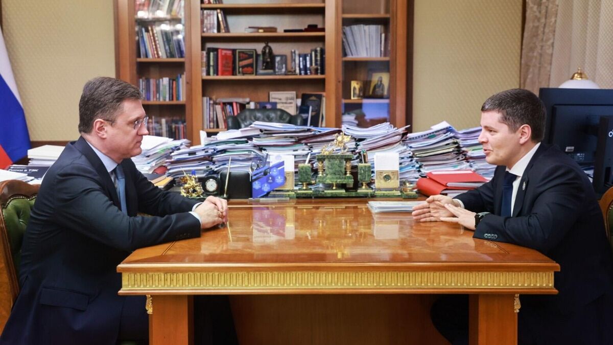 Deputy Prime Minister Alexander Novak holds a working meeting with YNAA Governor Dmitry Artyukhov