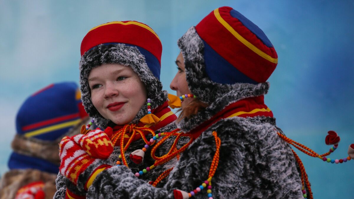 Young women dressed in Sami national suits