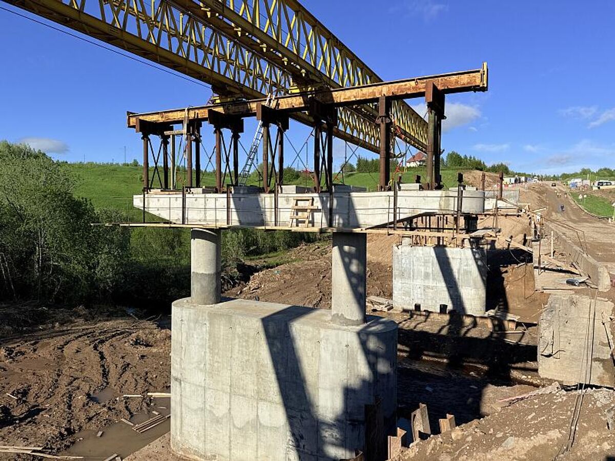 Reconstruction of a pedestrian bridge across the Vozhdoromka River