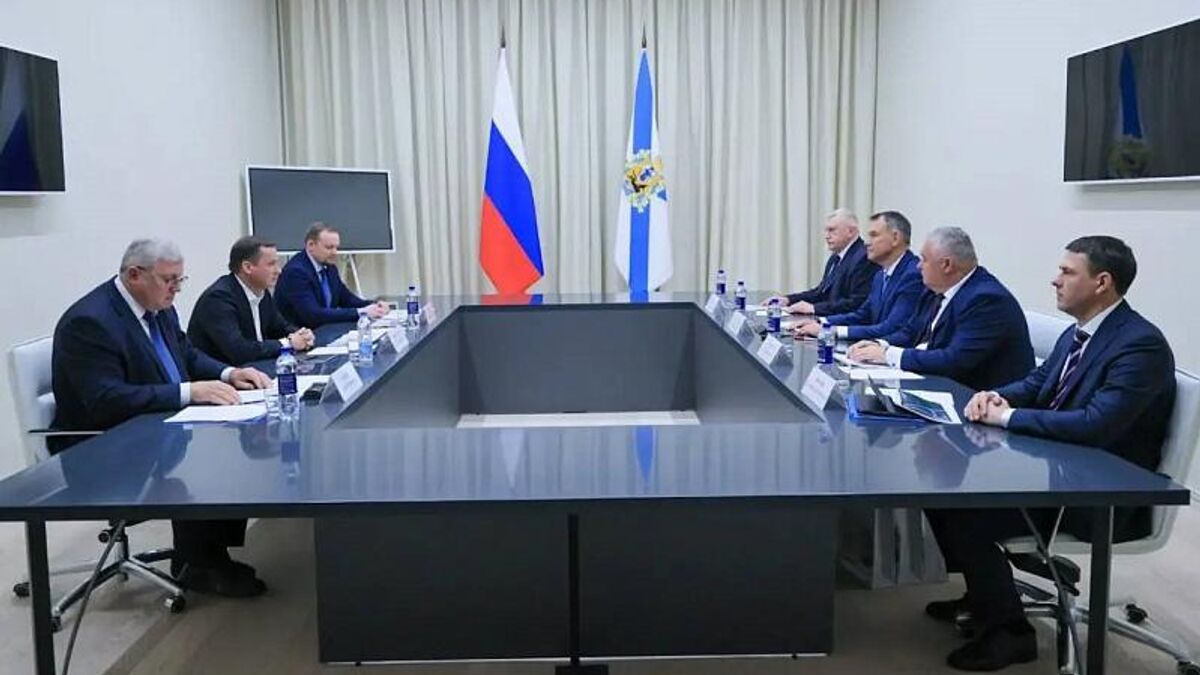 Arkhangelsk Region Governor Alexander Tsybulsky at a working meeting with Northern Railway Director Rashid Saibatalov at the regional government headquarters