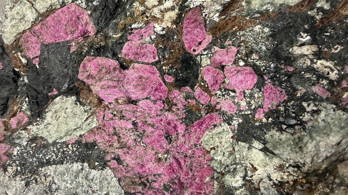 Eudialyte impregnations in stone