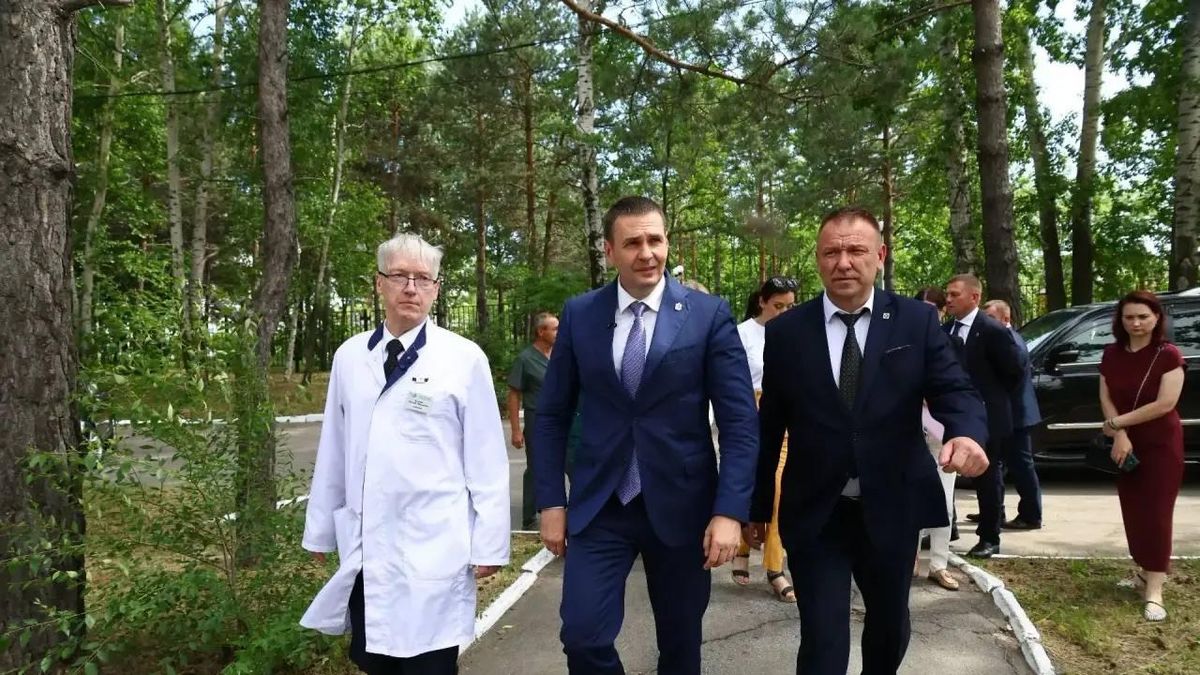 Khabarovsk Territory Governor Dmitry Demeshin meets with medical students at the Voino-Yasenetsky City Hospital 