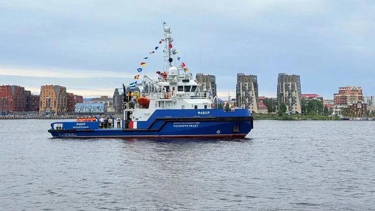 Hoisting the State Flag aboard the new Arctic tugboat Favor at the Arkhangelsk seaport Hoisting the State Flag aboard the new Arctic tugboat Favor at the Arkhangelsk seaport