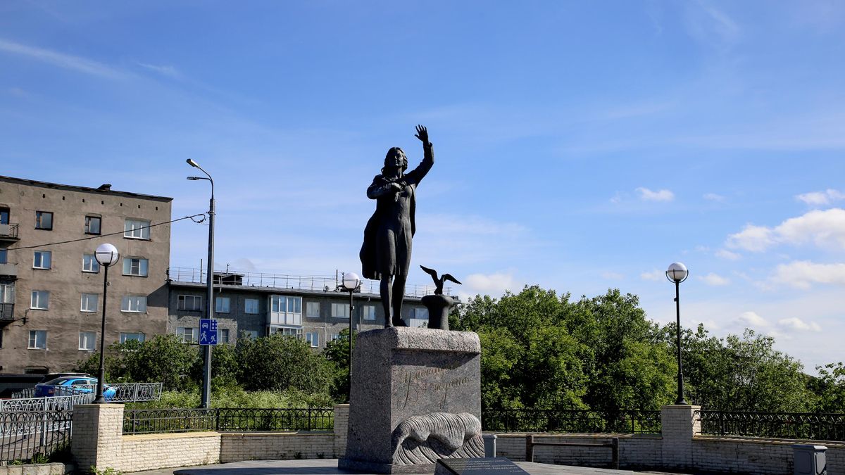 A Waiting Woman statue