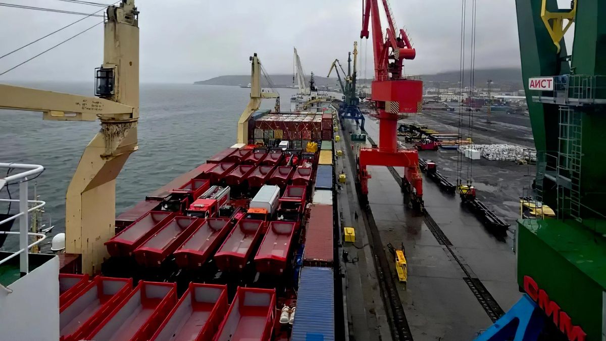Unloading operations in Pevek port
