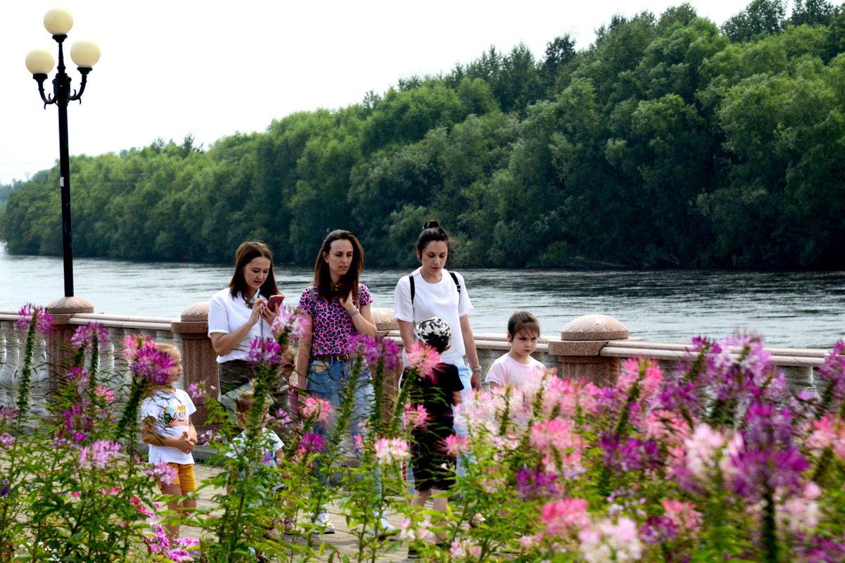 Women walking with children in Birobidzhan