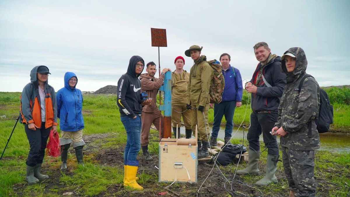 Students of the Polar State University’s summer field school for permafrost studies are installing thermometric equipment (a thermistor chain) inside a 200-meter-deep well