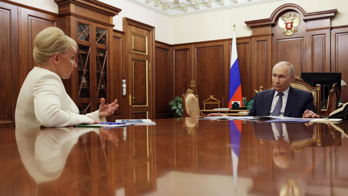 President Vladimir Putin and Governor of the Jewish Autonomous Region Maria Kostyuk during the meeting